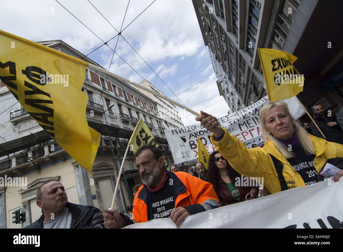 6 aprile 2015 - Atene, Grecia - guardie scolastiche bandiere d'onda e slogan gridati che chiedono indietro il loro lavoro. Le guardie scolastiche licenziate, l'emittente pubblica, ERT, i dipendenti e i lavoratori della fabbrica occupata di VIOME protestarono contro l'austerità. (Immagine di credito: © Nikolas Georgiou/ZUMA Wire/ZUMAPRESS.com) Foto Stock