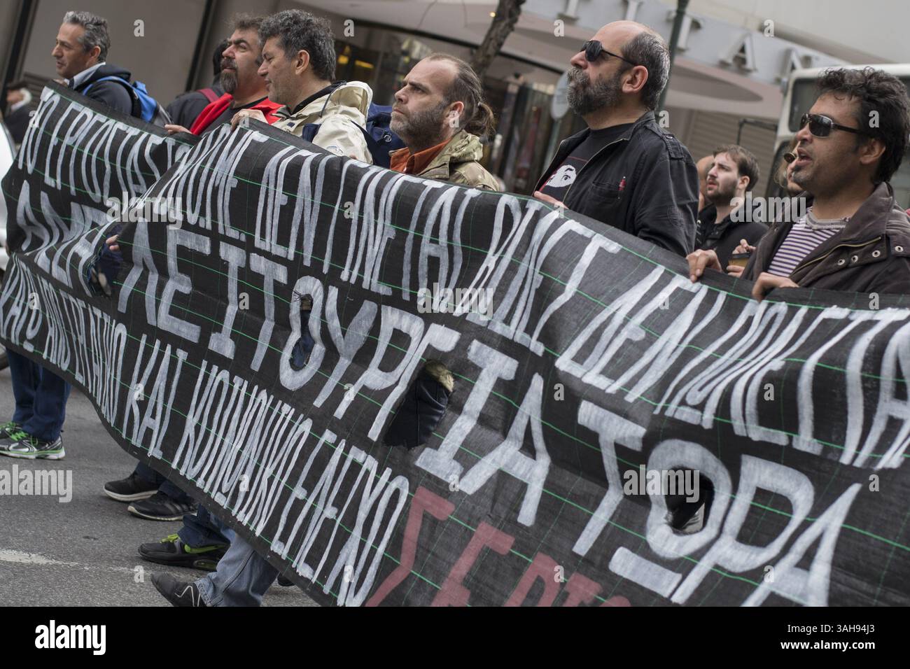 6 aprile 2015 - Atene, Grecia - i lavoratori che gestiscono la fabbrica VIOME abbandonata dai suoi proprietari richiedono proprietà legali. Le guardie scolastiche licenziate, l'emittente pubblica, ERT, i dipendenti e i lavoratori della fabbrica occupata di VIOME protestarono contro l'austerità. (Immagine di credito: © Nikolas Georgiou/ZUMA Wire/ZUMAPRESS.com) Foto Stock