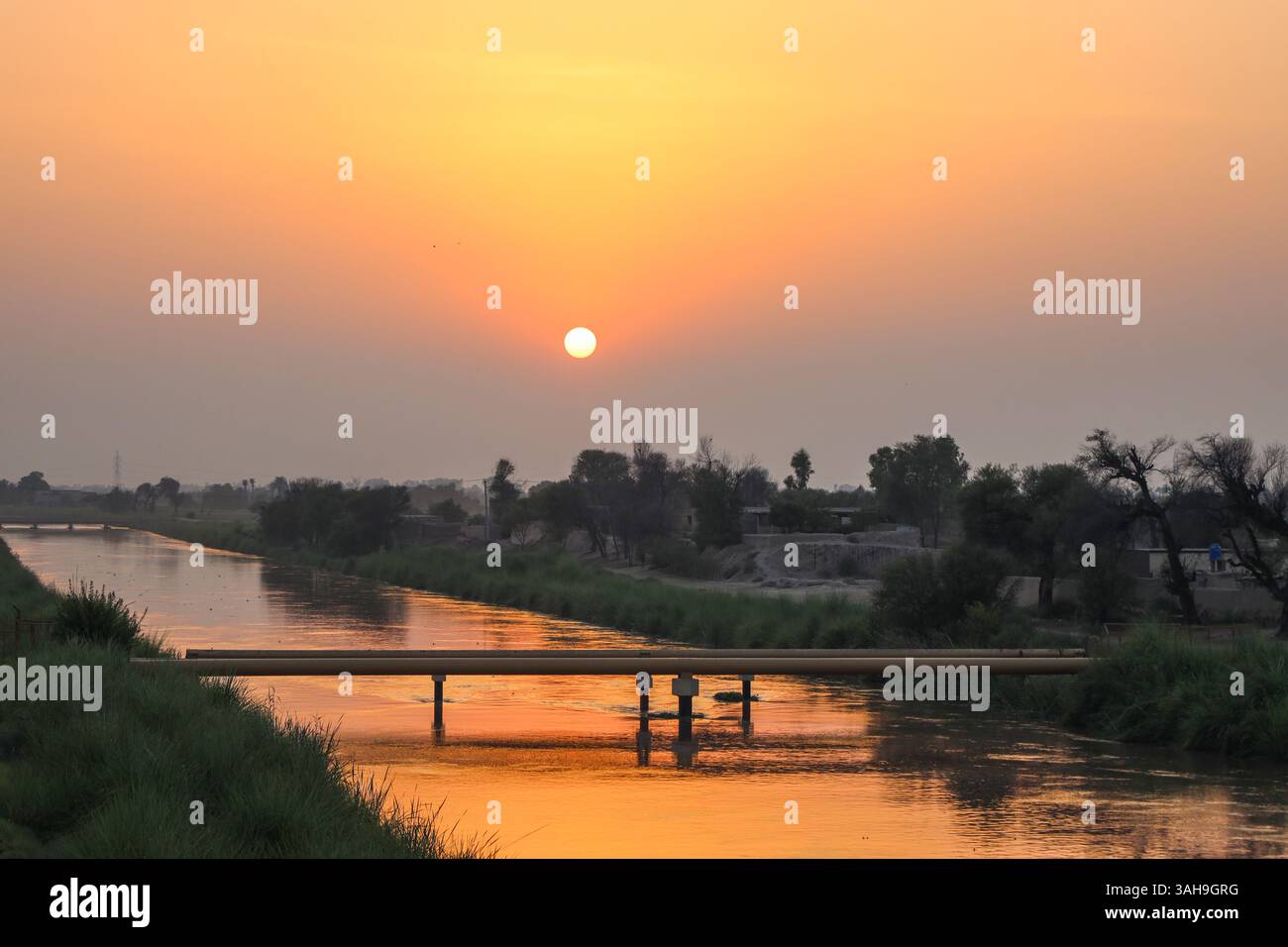 Splendido tramonto sulla regione agricola del Punjab, Pakistan Foto Stock
