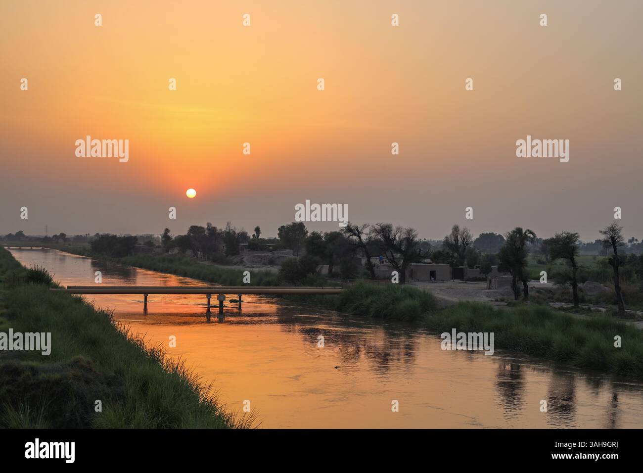 Splendido tramonto sulla regione agricola del Punjab, Pakistan Foto Stock