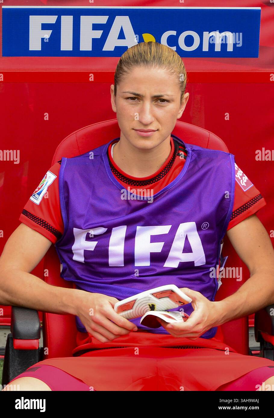 11 giugno 2015 - Ottawa, Ontario, Canada - 11 giugno 2015: La Defender Bianca Schmidt (#2) della Germania prende il suo posto in panchina prima della partita di gruppo B della Coppa del mondo femminile 2015 tra Germania e Norvegia, che si è conclusa in un pareggio 1-1 al Lansdowne Stadium di Ottawa, Canada. (Immagine di credito: © Steve Kingsman/ZUMA Wire/ZUMAPRESS.com) Foto Stock