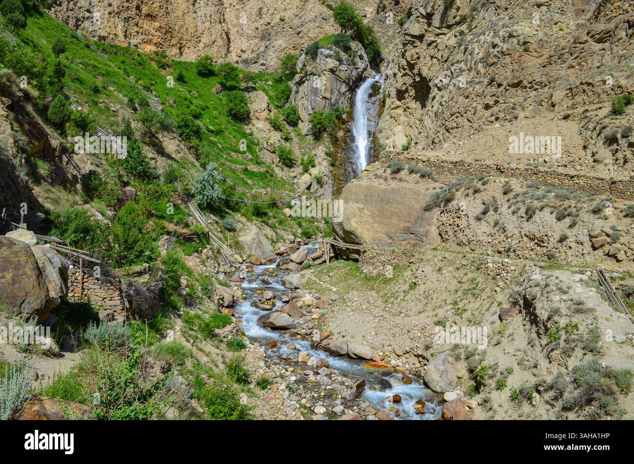Una splendida cascata a Harcho, District Astore, Gilgit-Baltistan Foto Stock