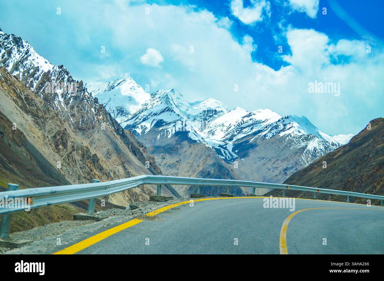 EPIC Drive lungo la Karakoram Highway al confine con la Cina Foto Stock
