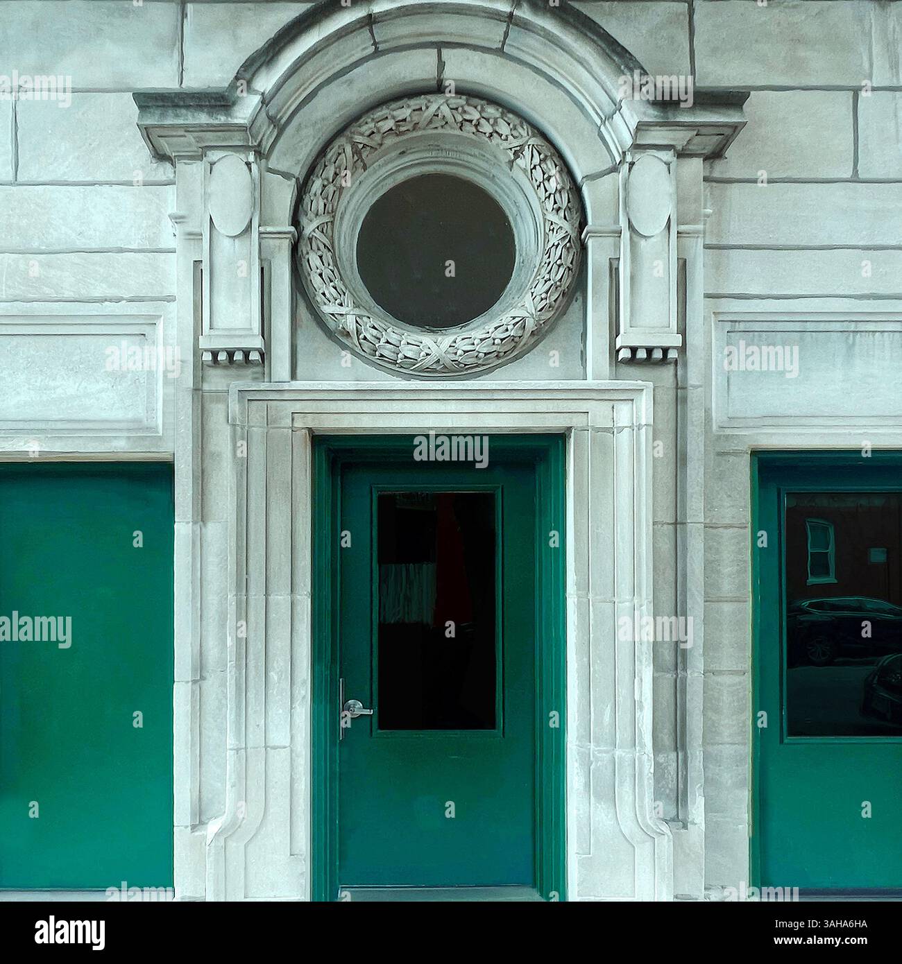 Entrata architettonica simmetrica con porte verdi e profonde adagiate in pietra calcarea ornata, caratterizzata da un rilievo circolare in pietra sopra la porta di Chicago - Immagine stock catturata con smartphone