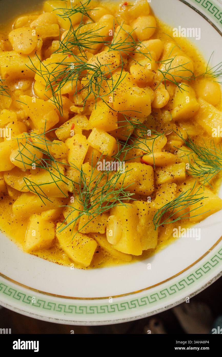 patata dorata, fagioli bianchi, finocchio, brodo di zafferano Foto Stock