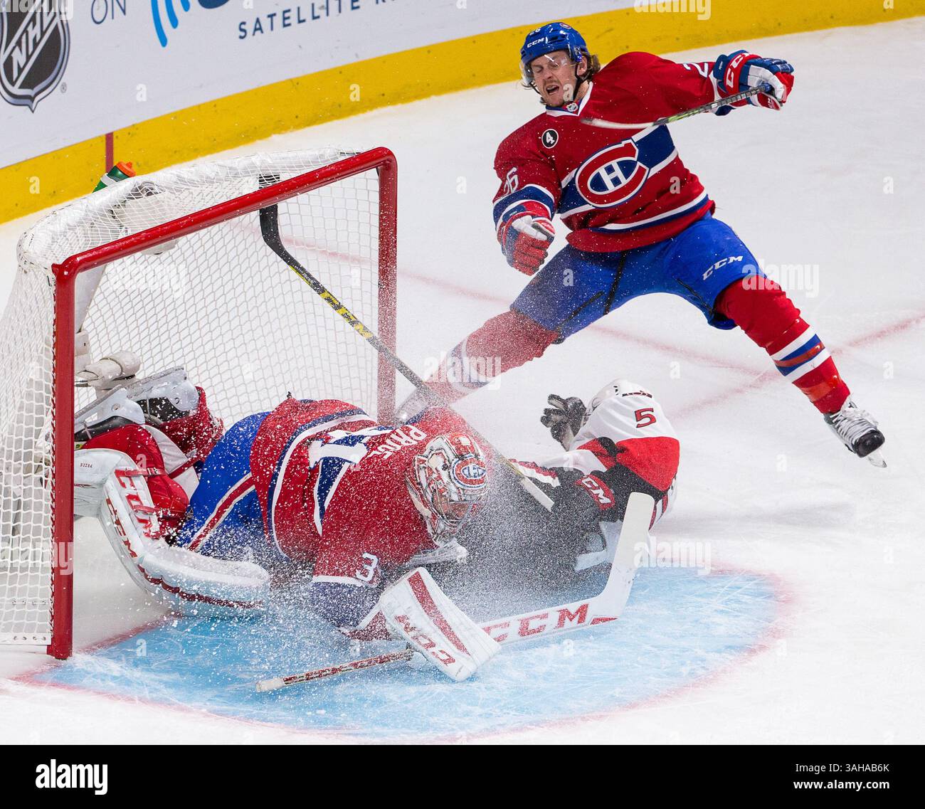 24 aprile 2015: Il difensore degli Ottawa Senators Cody Ceci n. 5 si schianta contro il portiere dei Montreal Canadiens Carey Price n. 31 durante la quinta gara del primo turno dei playoff della Stanley Cup 2015 tra gli Ottawa Senators e i Montreal Canadiens al Bell Centre di Montreal, Quebec, Canada. Philippe Bouchard/CSM(immagine di credito: © Philippe Bouchard/Cal Sport medi/Cal Sport Media/ZUMAPRESS.com) Foto Stock