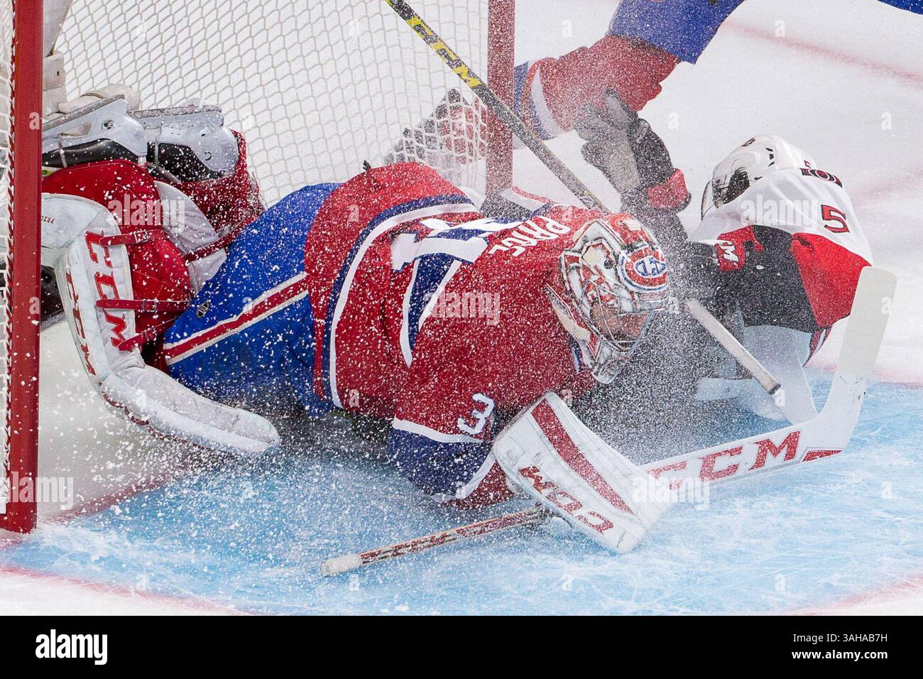 24 aprile 2015: Il difensore degli Ottawa Senators Cody Ceci n. 5 si schianta contro il portiere dei Montreal Canadiens Carey Price n. 31 durante la quinta gara del primo turno dei playoff della Stanley Cup 2015 tra gli Ottawa Senators e i Montreal Canadiens al Bell Centre di Montreal, Quebec, Canada. Philippe Bouchard/CSM(immagine di credito: © Philippe Bouchard/Cal Sport medi/Cal Sport Media/ZUMAPRESS.com) Foto Stock