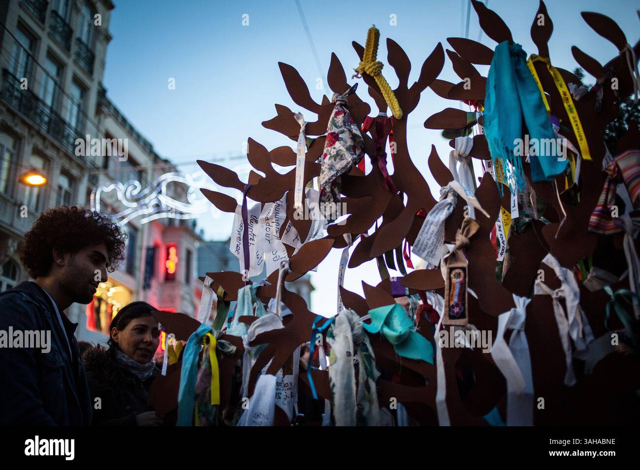 24 aprile 2015 - Istanbul, TUR - Un albero è ricoperto di nastri con messaggi provenienti da tutto il mondo mentre gli armeni si riunirono sulla via Istiklal di Istanbul, a pochi metri da Piazza Taksim, per celebrare il 100° anniversario delle uccisioni di massa degli armeni nel 1915. L'incontro è stato pacifico e circondato dalla pesante presenza della polizia turca, che ha recintato l'area e controllato l'ingresso e l'uscita venerdì 24 aprile 2015. (Immagine di credito: © Alice Martins/TNS/ZUMA Wire) Foto Stock