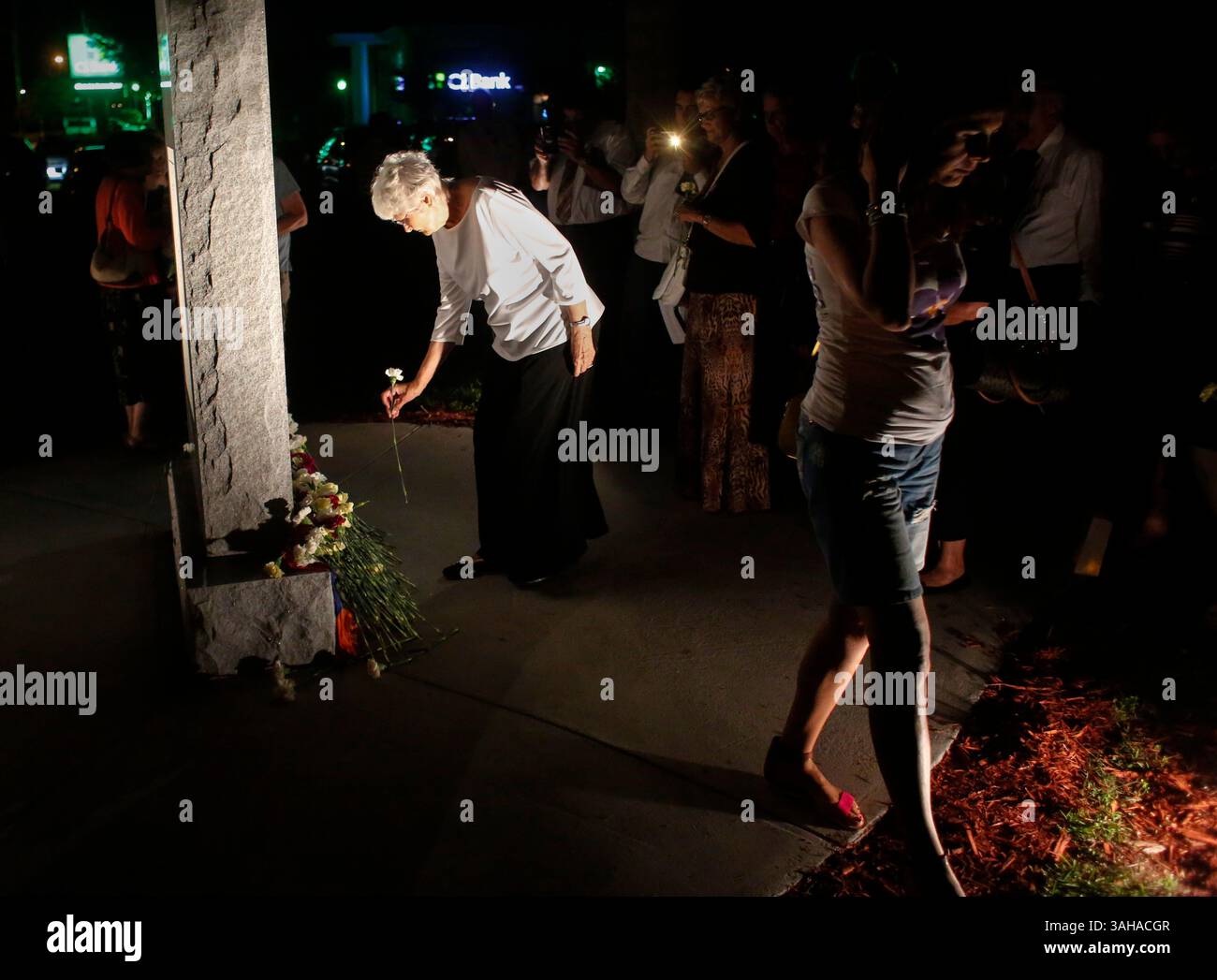 24 aprile 2015 - Pinellas Park, Florida, Stati Uniti - Deanna Warner, della Corale Internazionale di Dunedin, colloca un fiore in commemorazione del 100° anniversario del genocidio armeno, venerdì 24 aprile 2015, presso la Chiesa armena di St. Hagop. Il servizio includeva spettacoli musicali, resoconti narrativi e un indirizzo di Gus Bilirakis, un rappresentante degli Stati Uniti dal 12° distretto della Florida. ..il genocidio armeno avvenne dal 1915-1923 nell'Impero ottomano...MONICA HERNDON | Times. (Immagine di credito: © Monica Herndon/Tampa Bay Times/ZUMA Wire) Foto Stock