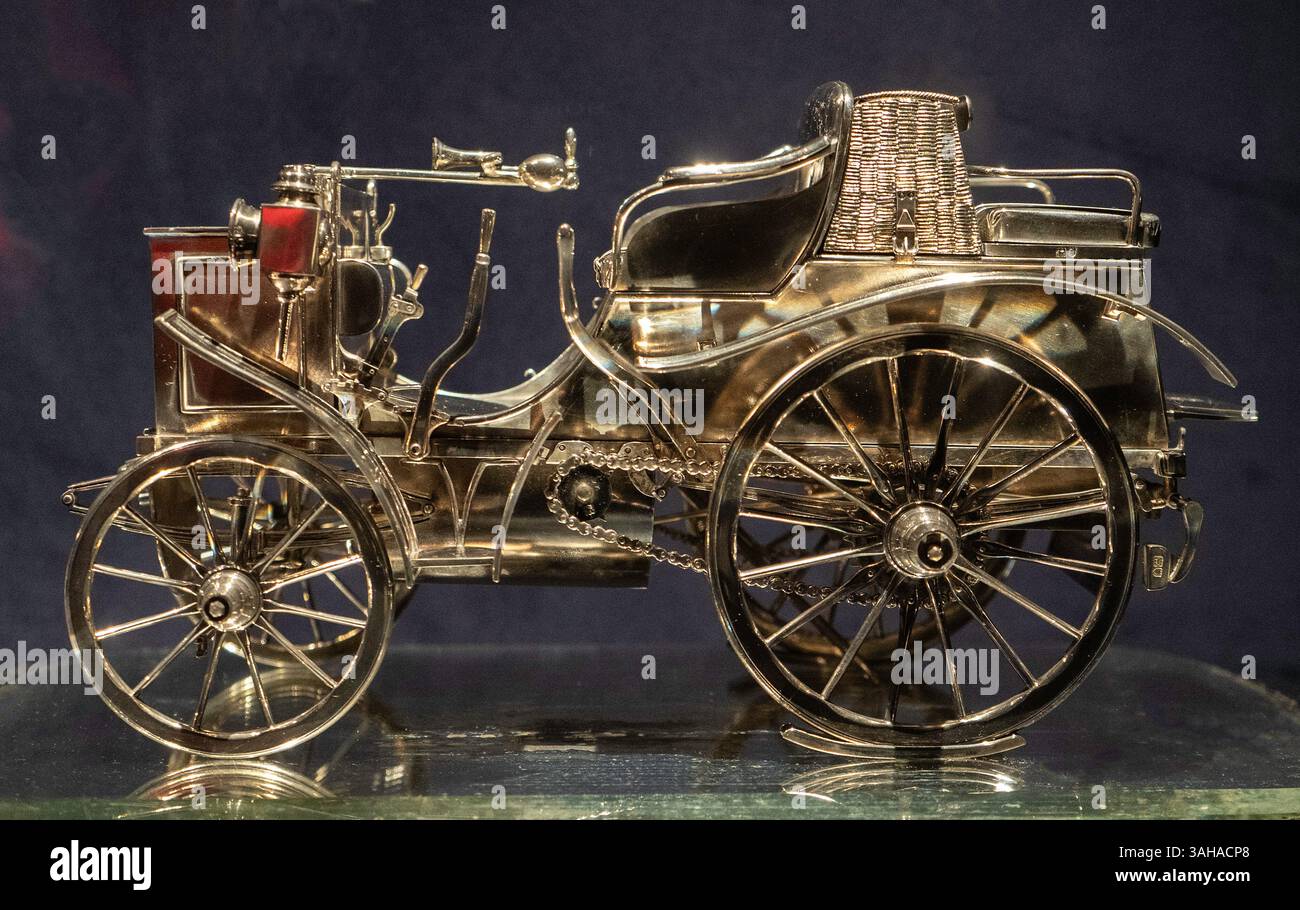 Un modello della prima Daimler Motor Carriage portato in Inghilterra da Evelyn Ellis nel luglio 1895, al Louwman Museum, l'Aia, Paesi Bassi Foto Stock