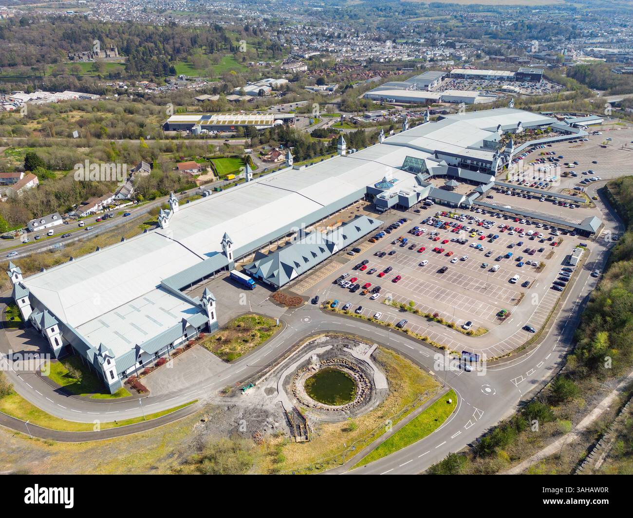Merthyr Tydfil, Galles - 9 aprile 2025: Veduta aerea del supermercato discount Trago Mills, situato fuori dal centro della città di Merthyr Tydfil. Foto Stock