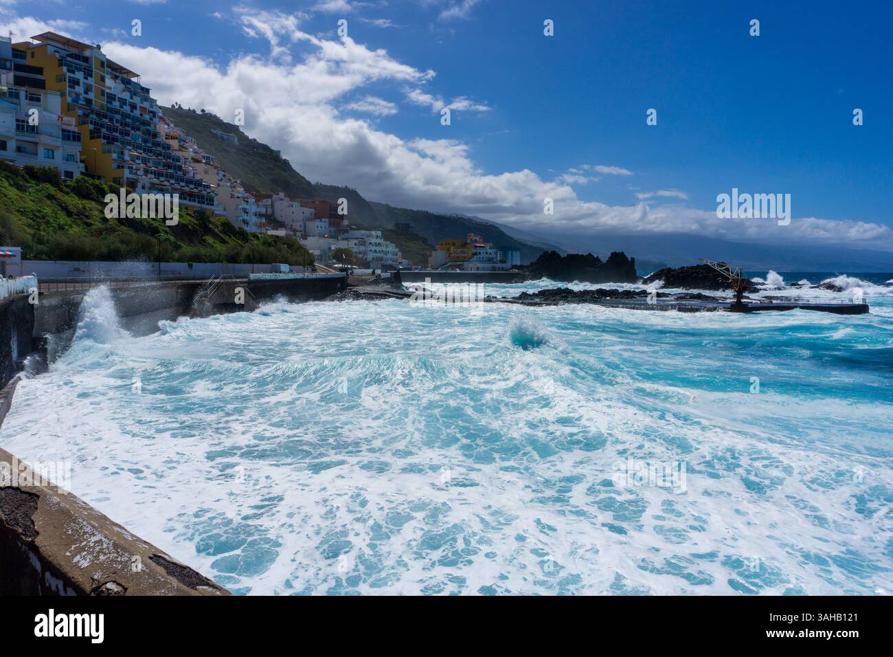 Oceano turchese e onde selvagge a El Pris, Santa Cruz de Tenerife, Isole Canarie Foto Stock