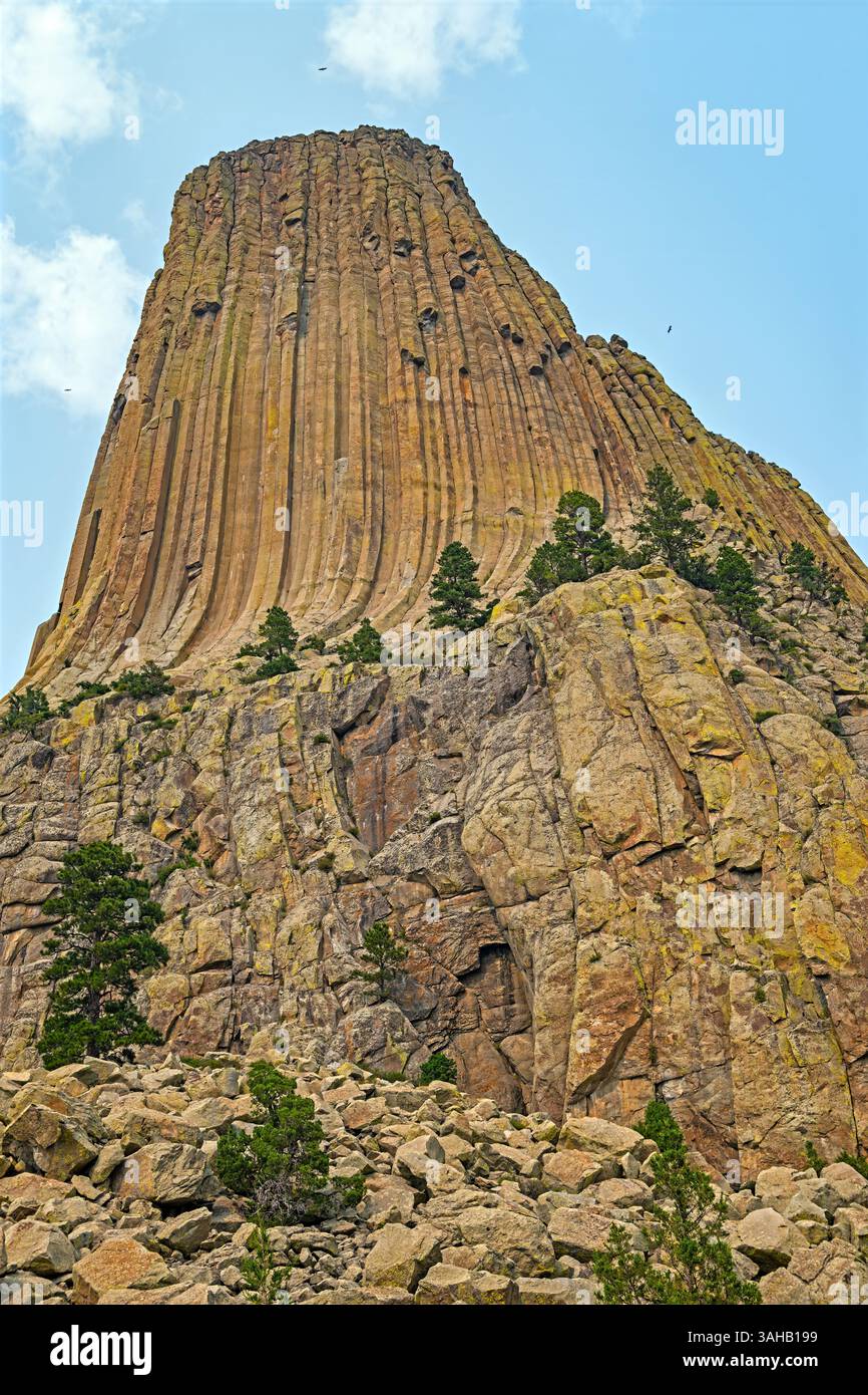 Vista non tradizionale della Devils Tower nel Wyoming Foto Stock