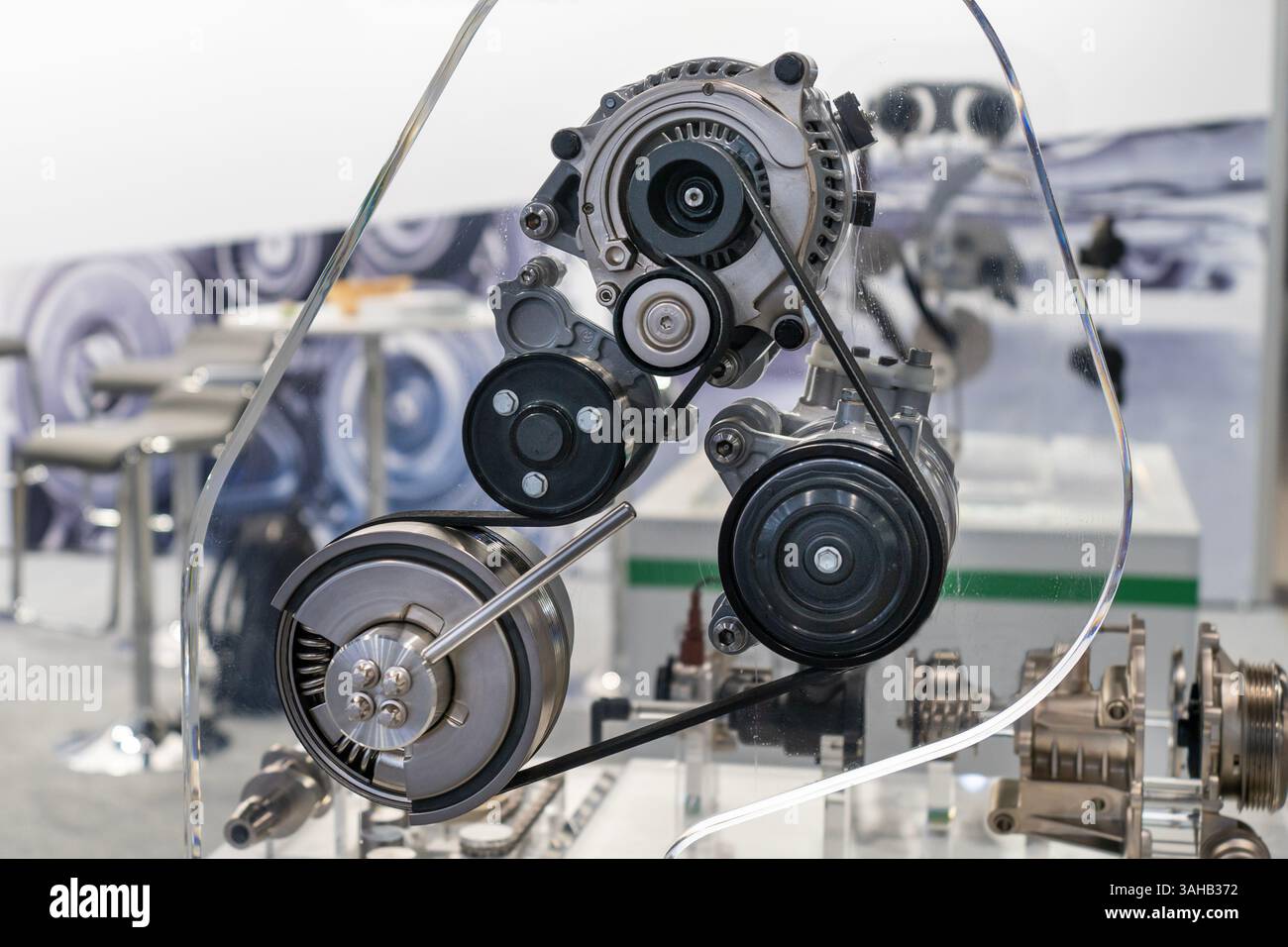 Modello illustrativo di un sistema a cinghia del motore di un'auto con puleggia e generatore Foto Stock