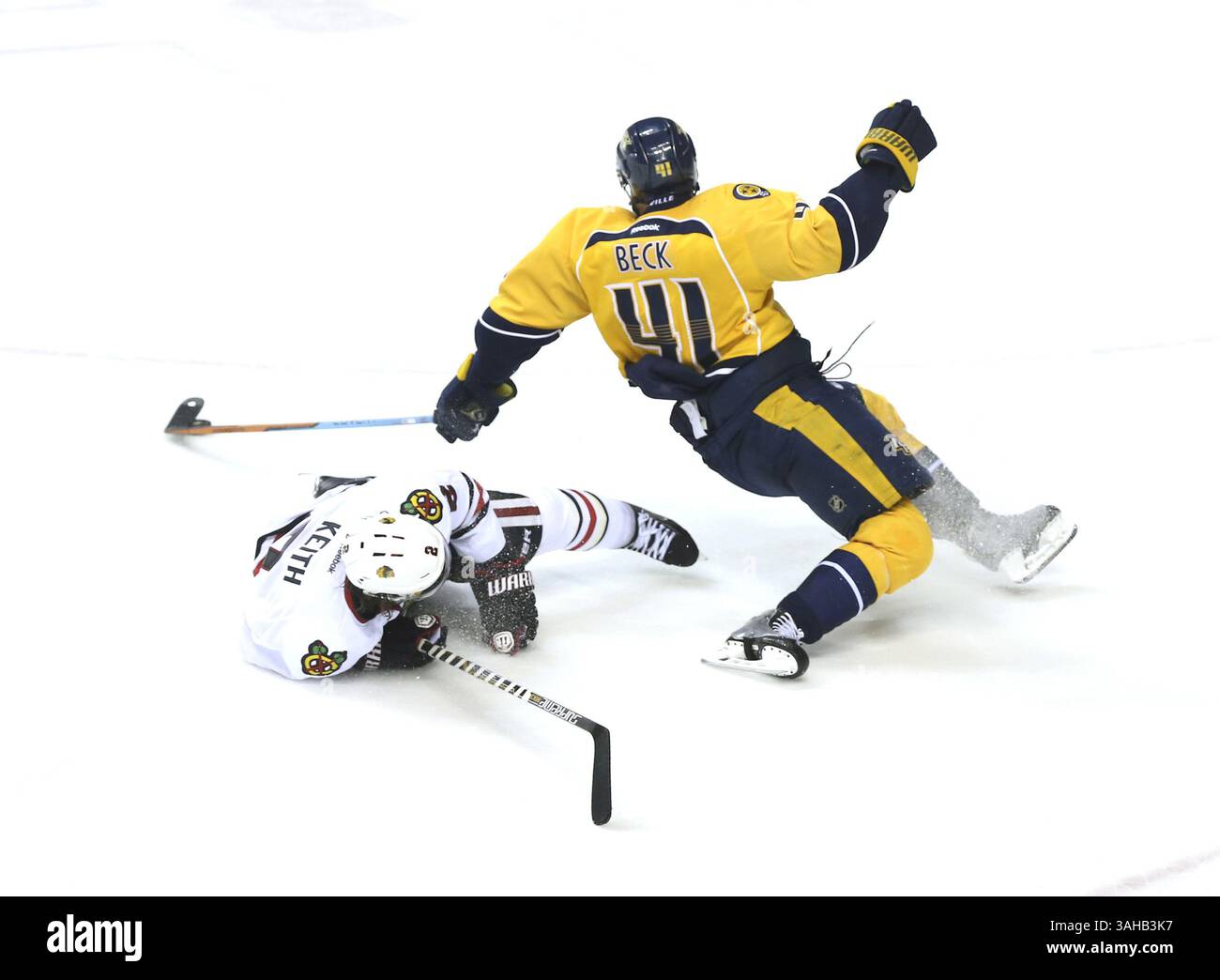 15 aprile 2015 - Nashville, TN, USA - Duncan Keith dei Chicago Blackhawks (2) e Taylor Beck dei Nashville Predators (41) hanno battuto il ghiaccio durante i tempi supplementari in gara 1 nel primo turno dei playoff NHL alla Bridgestone Arena di Nashville, Tenn., mercoledì 15 aprile 2015. (Immagine di credito: © Nuccio Dinuzzo/TNS/ZUMA Wire) Foto Stock