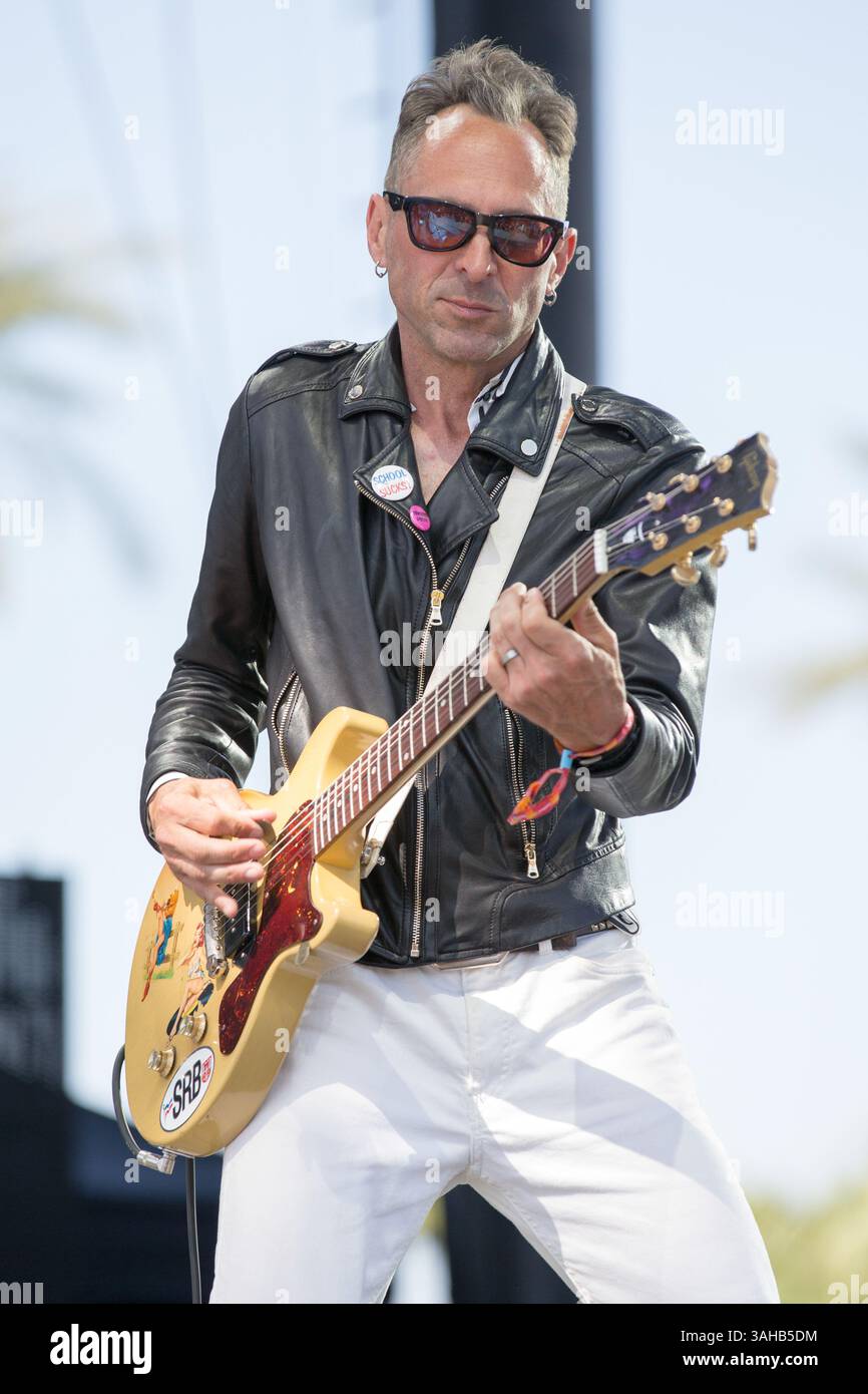 Aprile 11, 2015 - Indio, California, Stati Uniti - chitarrista Mike DIMKICH di Bad Religion suona dal vivo durante la tre giorni di musica di Coachella e Arts Festival presso Empire Polo Club di Indio, California (credito Immagine: © Daniel DeSlover/ZUMA filo) Foto Stock
