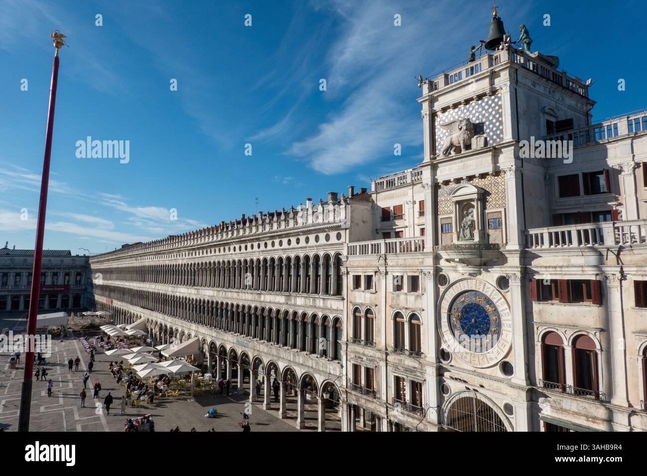 Venezia, Italia - 11 dicembre 2024: La Torre dell'Orologio. Torre dell'orologio di San Marco. La Torre dell'Orologio sul lato nord di Piazza San Marco, a Venezia Foto Stock
