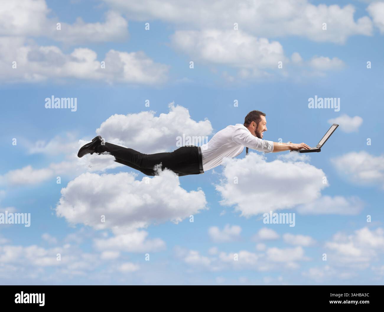 Uomo che vola e lavora su un computer portatile nel cielo Foto Stock