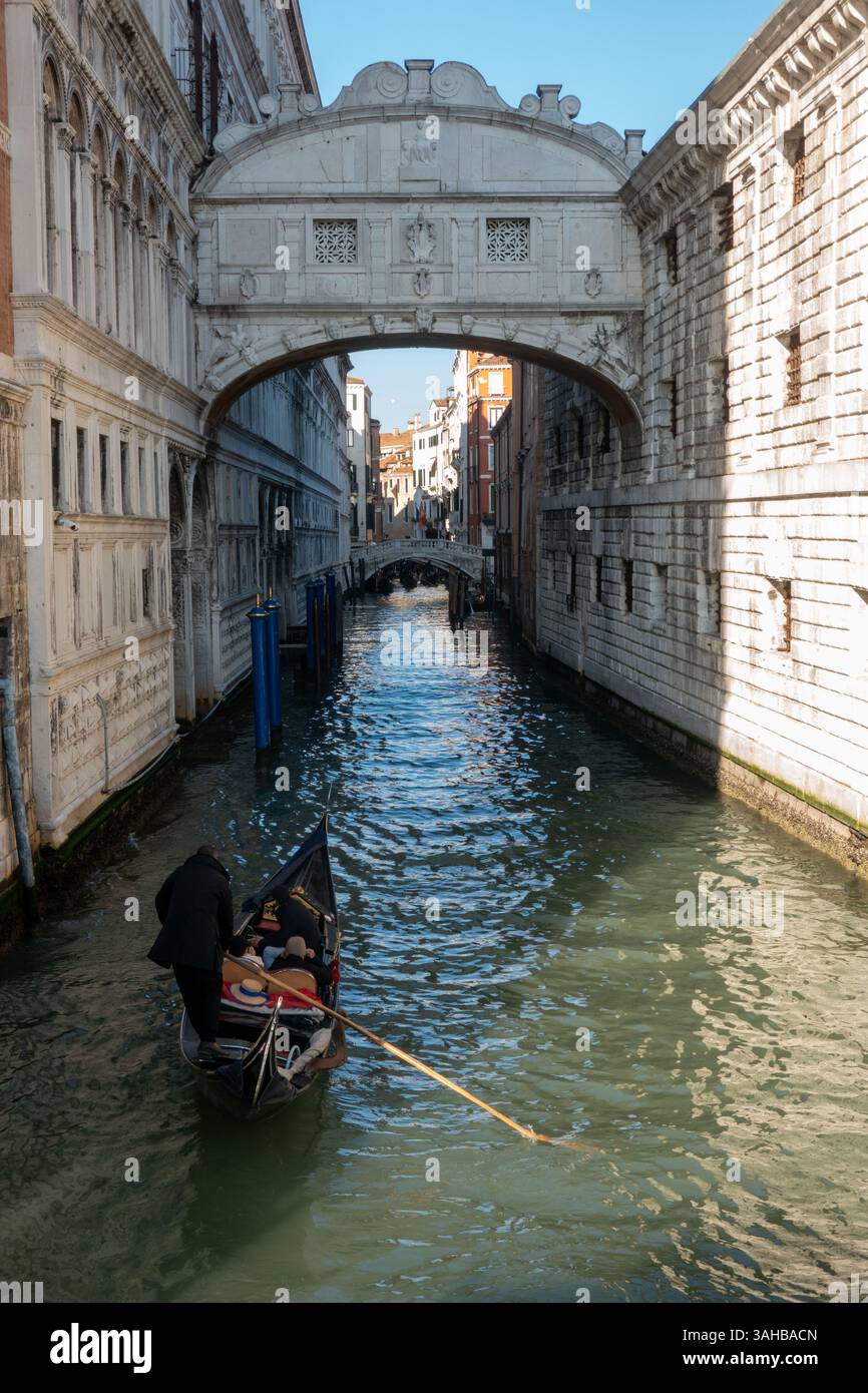 Venezia, Italia - 13 dicembre 2024: Gondole che navigano sotto il Ponte de Canonica, viste dal Ponte della paglia, a Venezia, Italia. Foto Stock