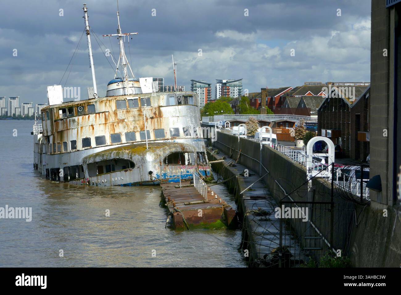 Un ex traghetto Mersey ormeggiato vicino alla barriera del Tamigi ha preso fuoco. La MV Royal Iris ospitò le prime apparizioni televisive dei Beatles e trasportato Que Foto Stock