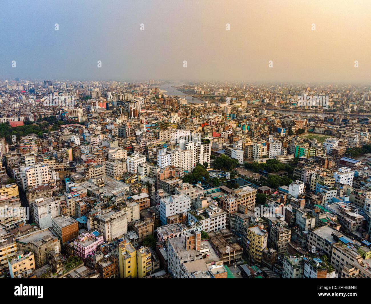 Veduta aerea dello skyline della città di Dacca - paesaggio urbano del Bangladesh dall'alto. Paesaggio urbano di Dacca Foto Stock
