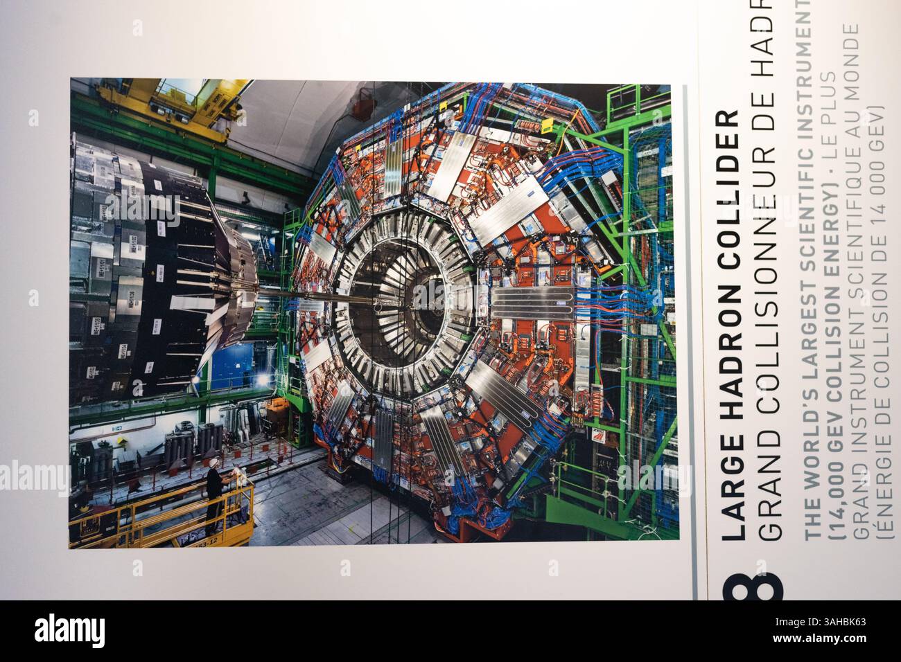 Un'immagine vibrante e dettagliata del Large Hadron Collider al CERN, che cattura la complessità e la portata del più potente acceleratore di particelle al mondo. Vecchia foto della mostra del CERN. 20 giugno 2023. Foto di alta qualità Foto Stock