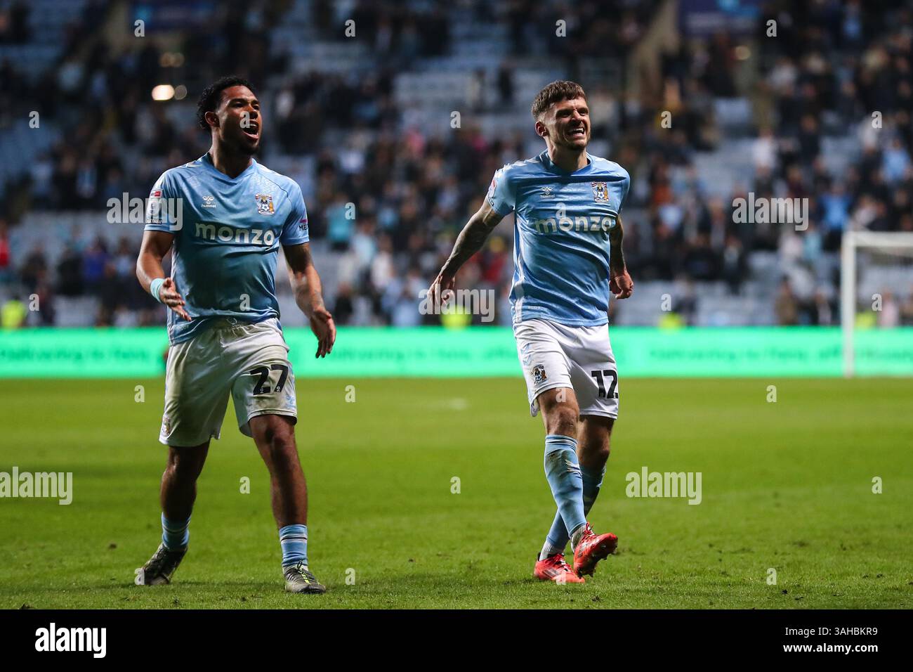 Milan van Ewijk di Coventry City e Jamie Paterson di Coventry City festeggiano la vittoria delle loro squadre dopo la partita del Campionato Sky Bet Coventry City vs Portsmouth alla Coventry Building Society Arena, Coventry, Regno Unito, 9 aprile 2025 (foto di Gareth Evans/News Images) Foto Stock