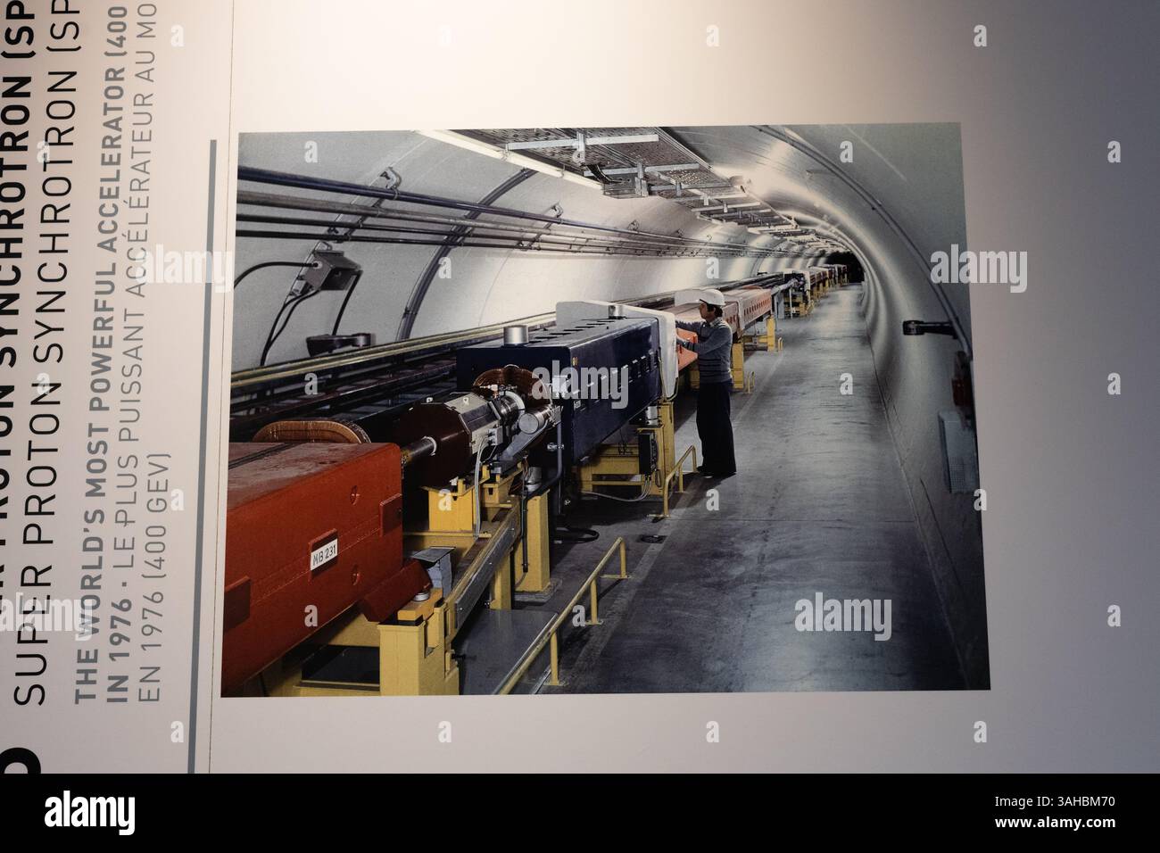 Un'immagine di archivio di un tecnico che lavora all'interno del tunnel del Super Proton Synchrotron al CERN. 20 giugno 2023. Foto di alta qualità Foto Stock