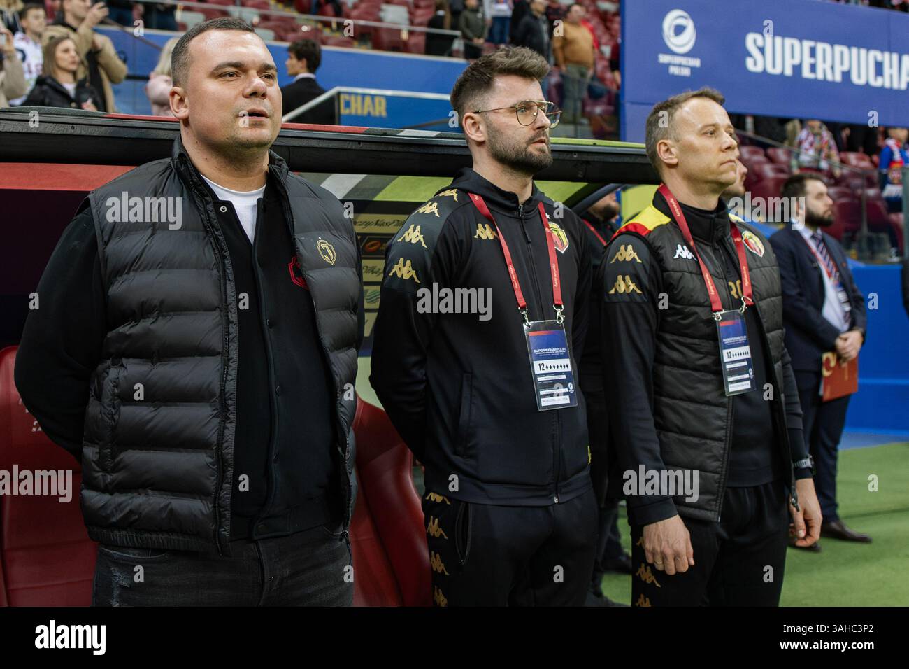 (Da L a R) Adrian Siemieniec (allenatore), Arkadiusz Szczesny (team manager), Rafal Grzyb (coach Assistant) di Jagiellonia sono visti durante il Super C polacco Foto Stock