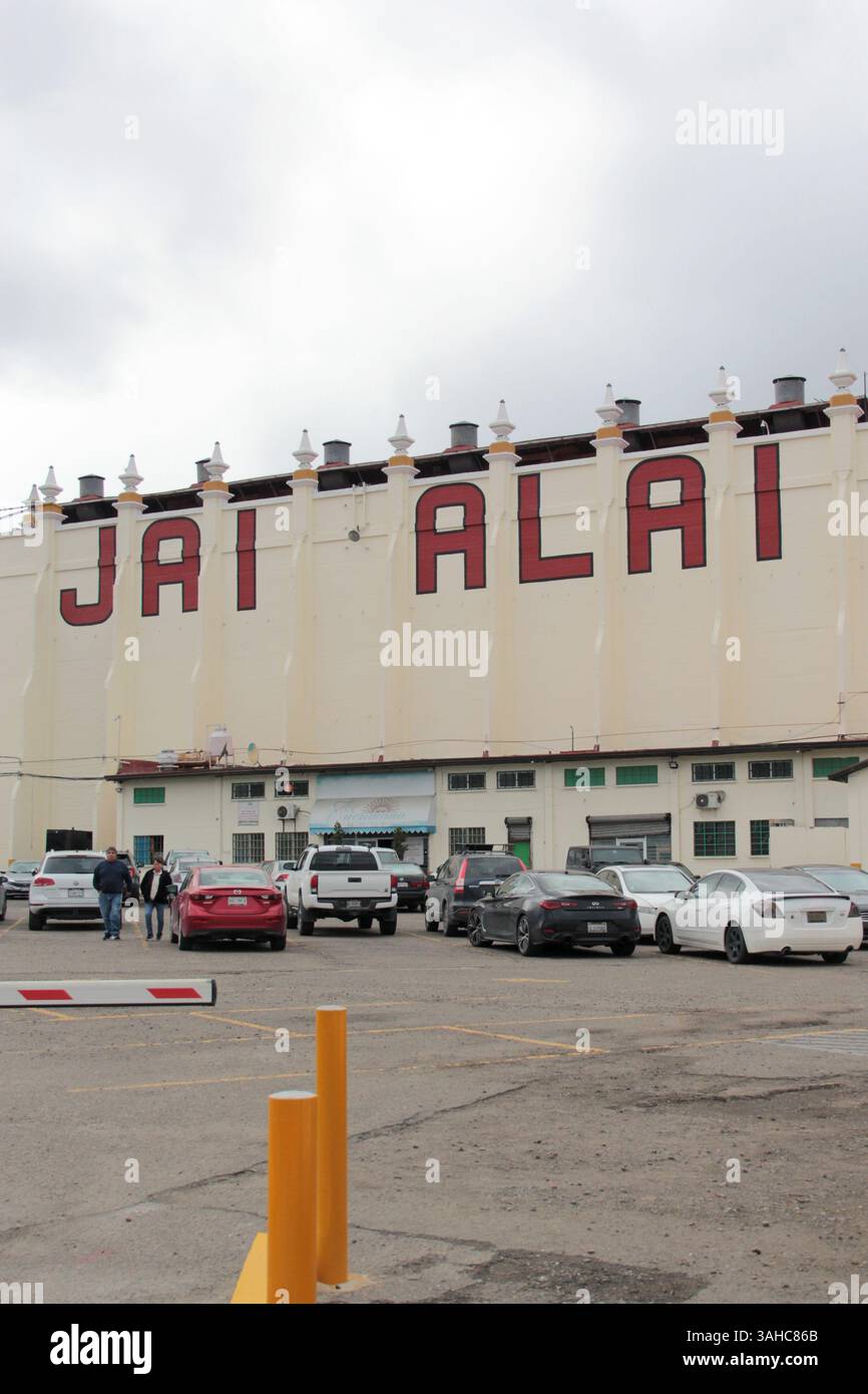 Tijuana, Baja California, Messico - 14 marzo 2025: Il foro Antiguo Palacio Jai Alai è un edificio situato nella città di Tijuana Foto Stock