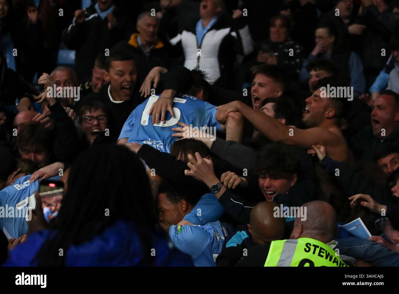 Liam Kitching del Coventry City e i tifosi di casa celebrano il primo gol della loro squadra a segnare 1-0 durante la partita del campionato EFL Foto Stock