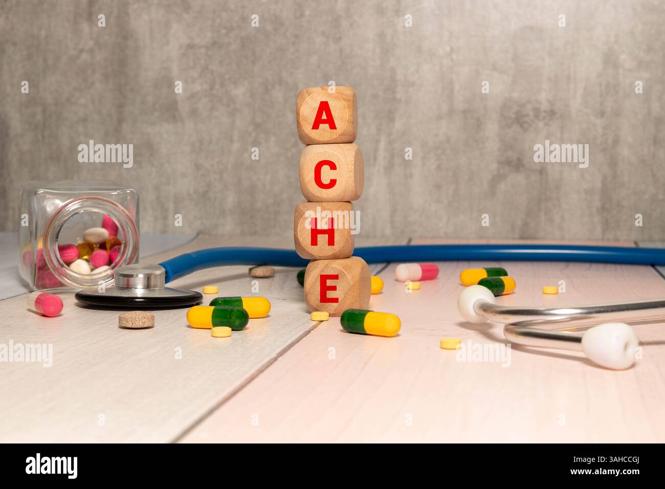 ACH Automated Clearing House Word on Wooden block with clipboard and Calcuator Foto Stock