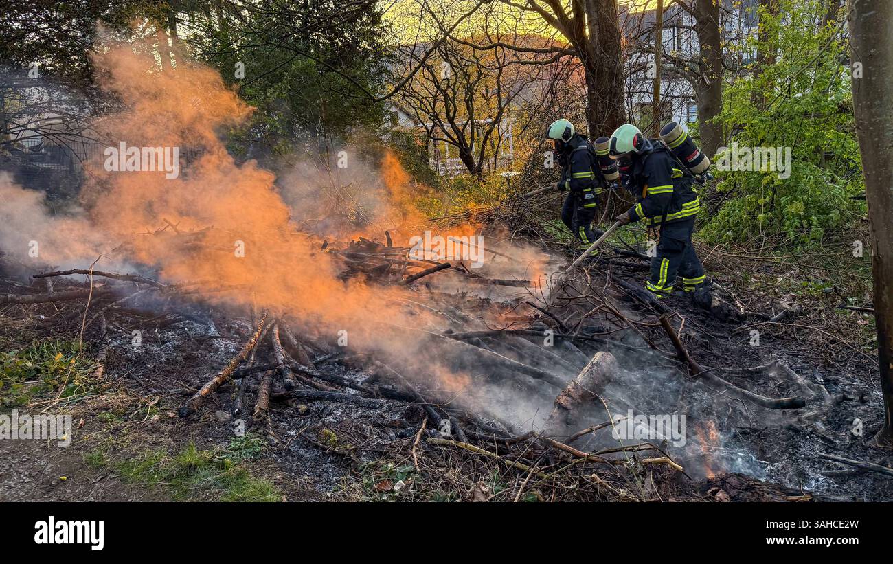 Waldbrand in der Wuppertaler Südstadt an der Rheinstraße in Wuppertal-Elberfeld ist es am Mittwochabend zu einem Waldbrand gekommen. Waldboden standen am Wegesbrand di Etwa 5x5 metri in Flammen. Die Feuerwehr musste den Waldboden mühsam umgraben, um Glutnester abzulöschen. Zwischenzeitlich kam es zu einer starken Rauchentwicklung, welche bereits aus der Elberfelder Innenstadt sichtbar War. Wuppertal, Rheinstraße Nordrhein-Westfalen Deutschland *** incendio boschivo nella parte meridionale di Wuppertal Un incendio boschivo scoppiò sul Rheinstraße a Wuppertal Elberfeld il mercoledì sera intorno a 5x5 metri Foto Stock
