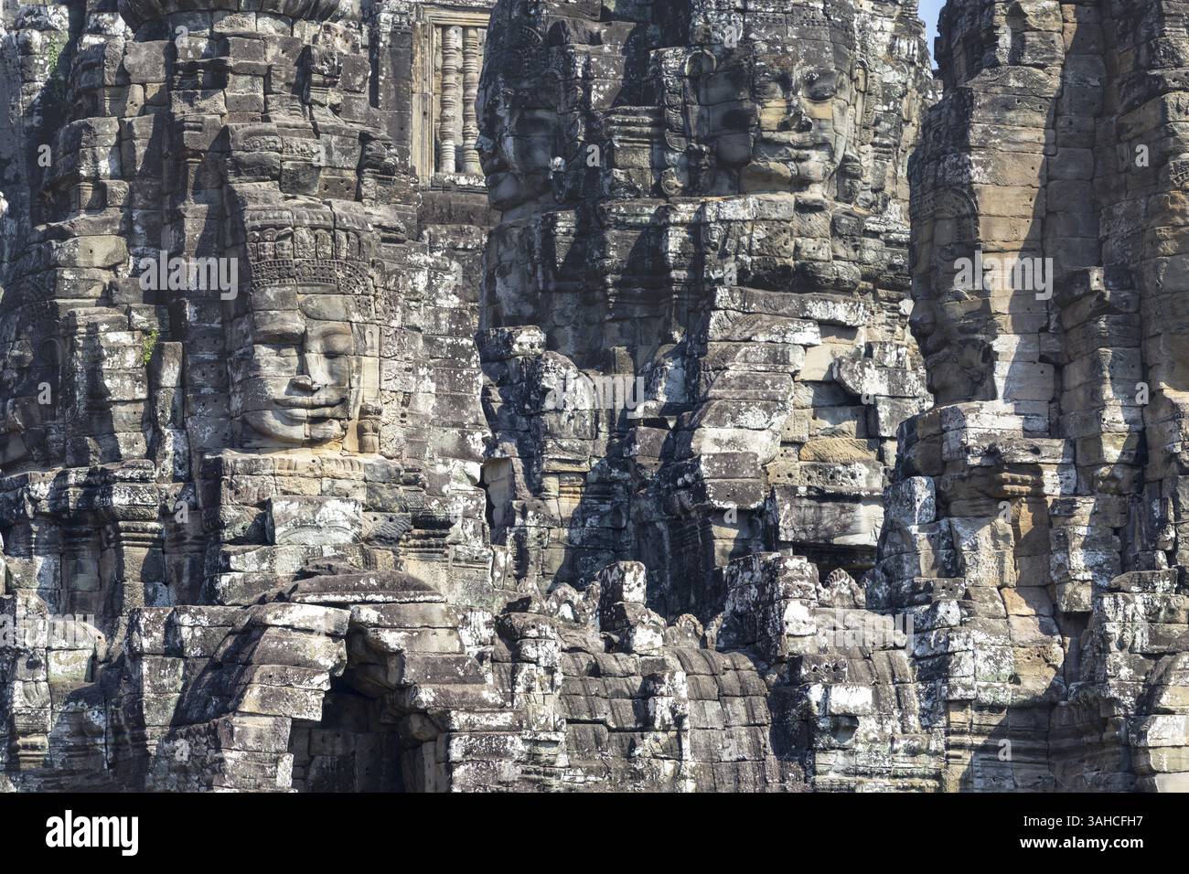 Immagine panoramica delle gigantesche facce scolpite in pietra del Bodhisattva Lokeshvara, noto anche come Avalokiteshvara, Tempio di Bayon, Angkor Thom, UNESCO World Heri Foto Stock Immagine panoramica delle gigantesche facce scolpite in pietra del Bodhisattva Lokeshvara, noto anche come Avalokiteshvara, Tempio di Bayon, Angkor Thom, UNESCO World Heri Foto Stock