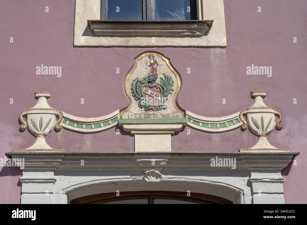 Stemma sopra l'ingresso di una casa cittadina, Weissenburg, Franconia media, Baviera, Germania, Europa Foto Stock