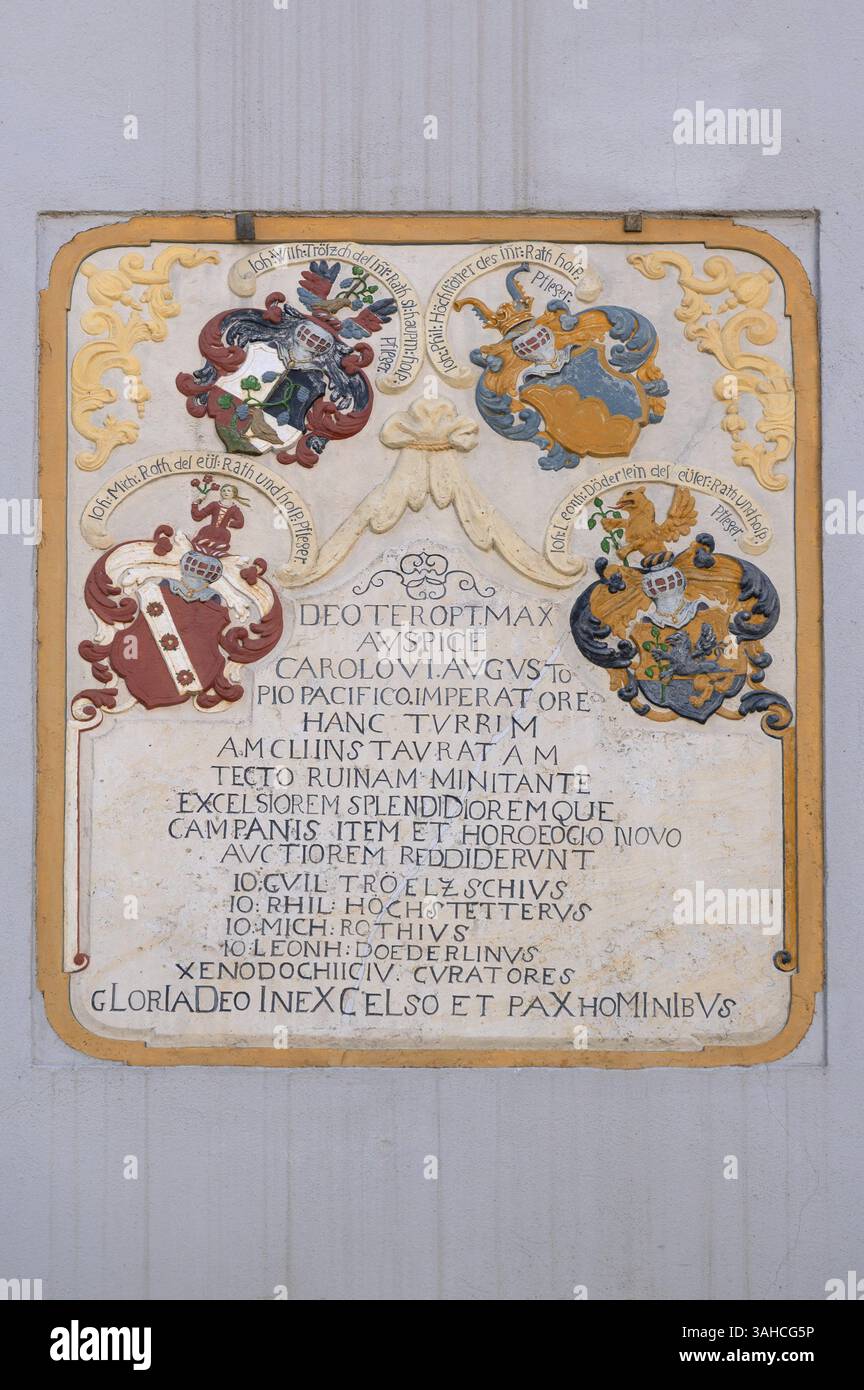 Stemma sulla torre barocca dello Spitalkirche zum Heiligen Geist, Weissenburg, Franconia media, Baviera, Germania, Europa Foto Stock