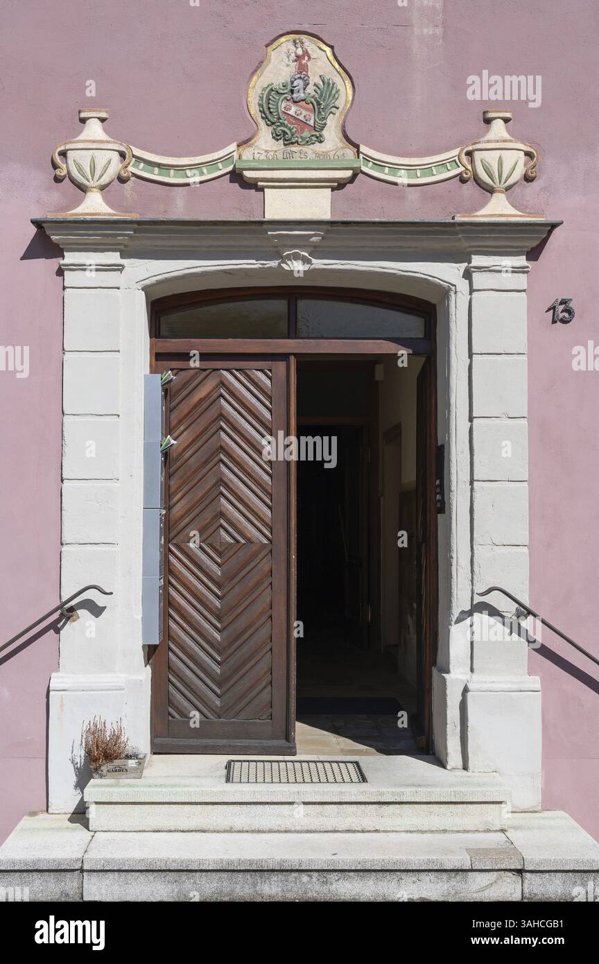 Stemma sopra l'ingresso di una casa cittadina, Weissenburg, Franconia media, Baviera, Germania, Europa Foto Stock