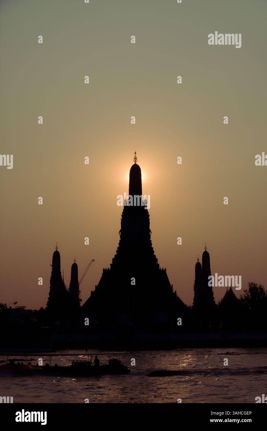 Il sole si allinea con la guglia centrale di Wat Arun Foto Stock