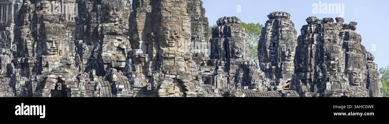 Immagine panoramica delle gigantesche facce scolpite in pietra del Bodhisattva Lokeshvara, noto anche come Avalokiteshvara, Tempio di Bayon, Angkor Thom, UNESCO World Heri Foto Stock Immagine panoramica delle gigantesche facce scolpite in pietra del Bodhisattva Lokeshvara, noto anche come Avalokiteshvara, Tempio di Bayon, Angkor Thom, UNESCO World Heri Foto Stock