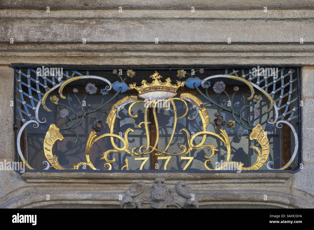 Cartello decorativo con corona dal 1777 sopra l'ingresso di una casa cittadina, Obertorstrasse 6, Weissenburg, Franconia media, Baviera, Germania, Europa Foto Stock