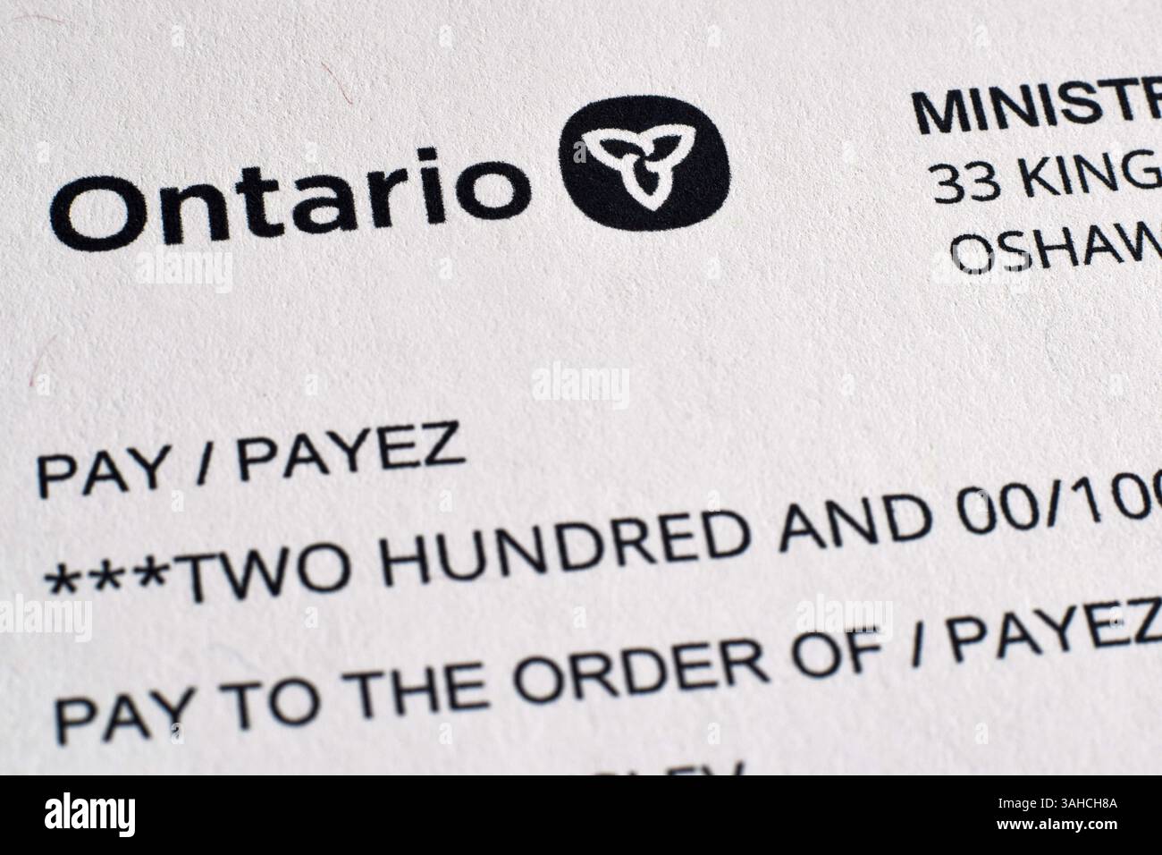 27 gennaio 2025 - Newmarket, Ontario, Canada: Primo piano di un assegno da 200 dollari da parte del governo dell'Ontario Foto Stock