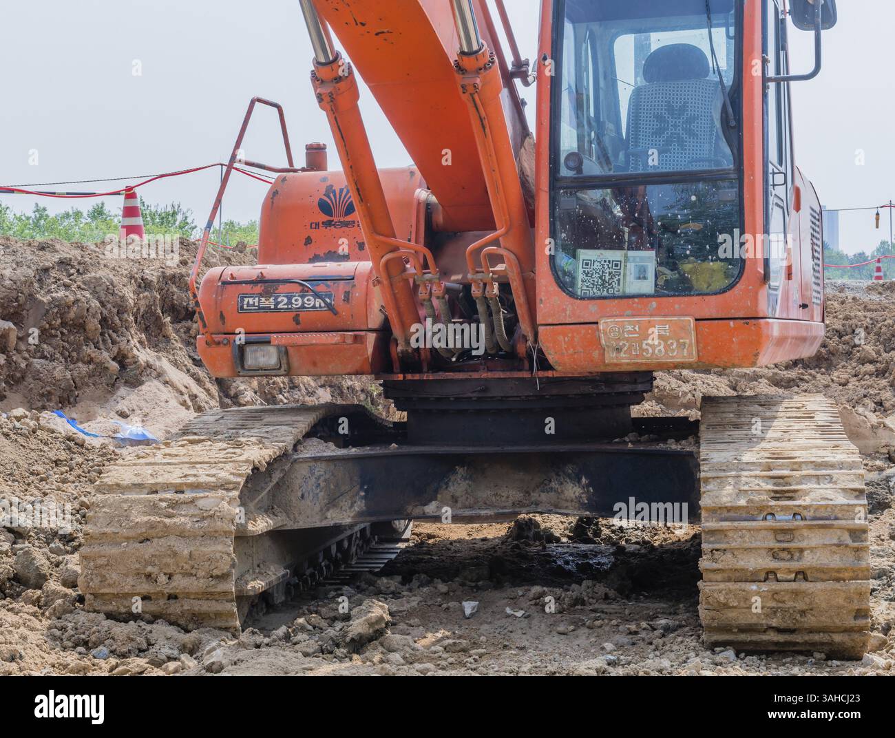 Gunsan, Corea del Sud. 5 maggio 2019: Idea di seduta del retroescavatore presso il cantiere nel pomeriggio coperto Foto Stock Gunsan, Corea del Sud. 5 maggio 2019: Idea di seduta del retroescavatore presso il cantiere nel pomeriggio coperto Foto Stock