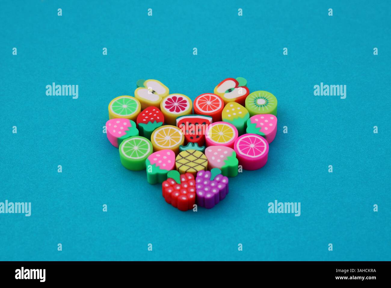 Cuore formato con vari frutti Foto Stock