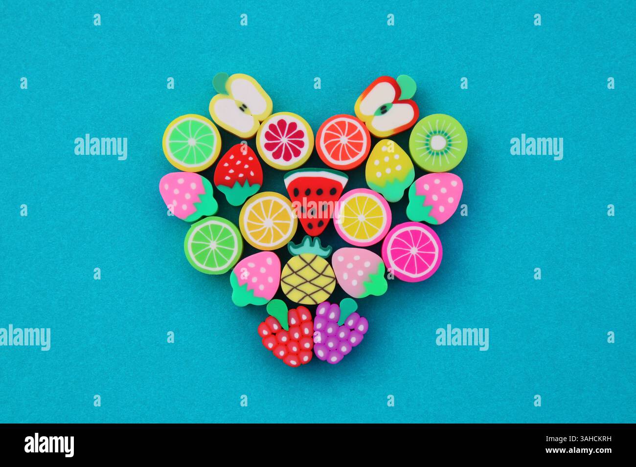 Amore per la frutta espresso in un cuore Foto Stock