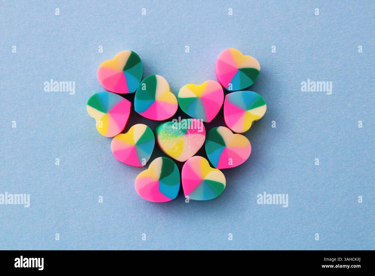 Gruppo di cuori LGBT color arcobaleno che formano un grande cuore Foto Stock