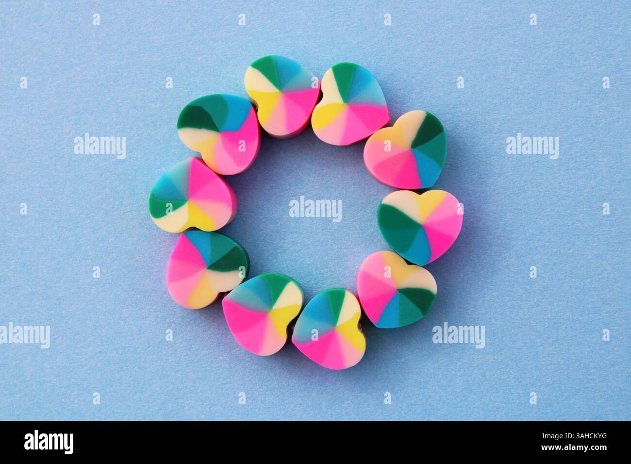 Cuori colorati dell'arcobaleno che formano un cerchio Foto Stock