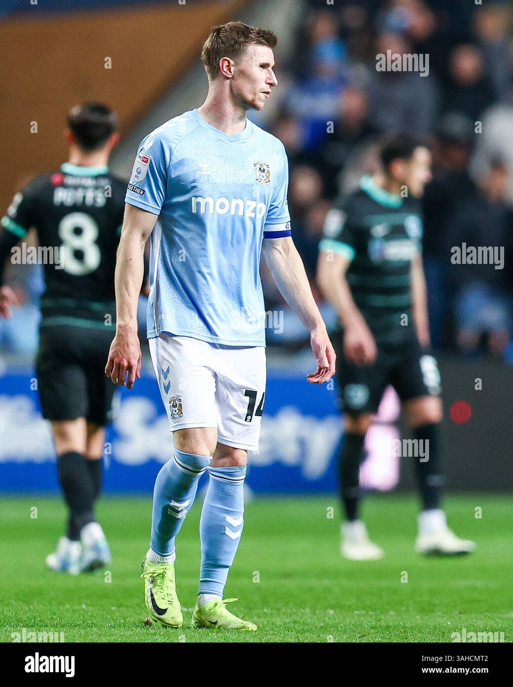 #14, Ben Sheaf di Coventry City durante la partita del Campionato Sky Bet tra Coventry City e Portsmouth alla Coventry Building Society Arena di Coventry, mercoledì 9 aprile 2025. (Foto: Stuart Leggett | mi News) crediti: MI News & Sport /Alamy Live News Foto Stock