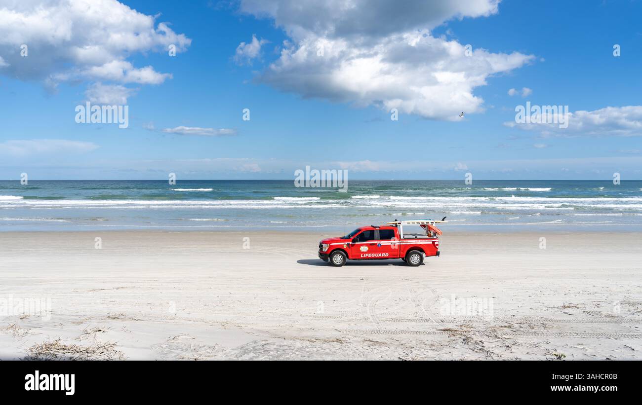 Daytona Beach, Florida, USA - 13 gennaio 2022: Un'auto rossa in corsa su Daytona Beach, Florida, USA. Foto Stock