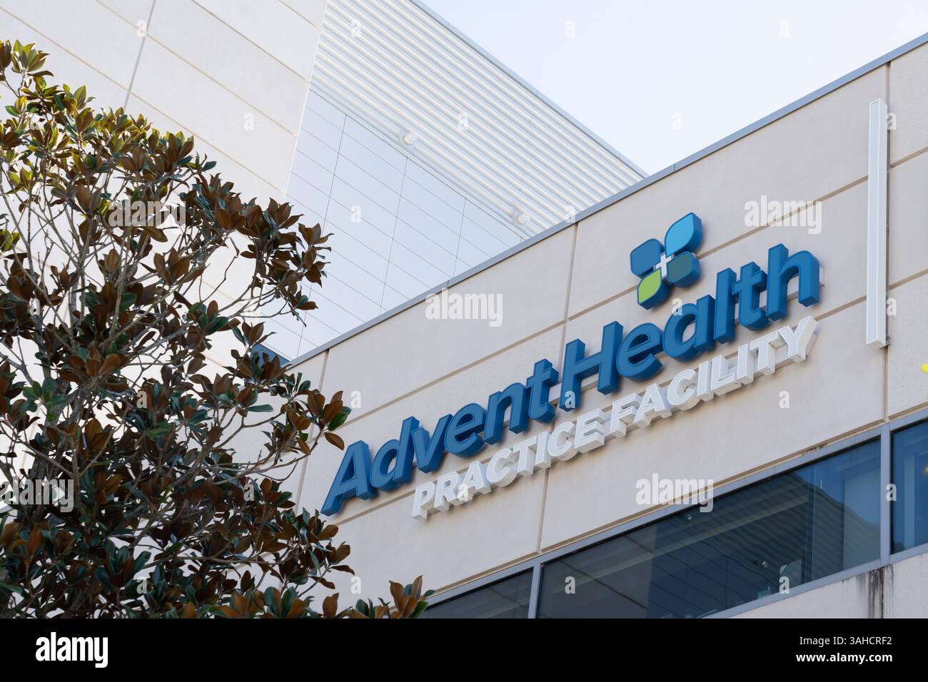 Cartello di AdventHealth Practice Facility nell'edificio nel centro di Orlando, Florida, Stati Uniti. Foto Stock