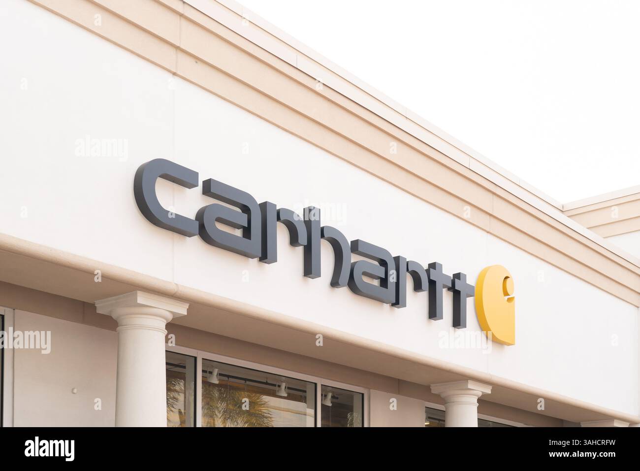 Orlando, Florida, Stati Uniti - 21 gennaio 2022: L'insegna del negozio Carhartt è visibile a Orlando, Florida. Foto Stock